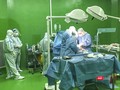 Các bác sĩ thực hiện ca mổ bắt con đối với sản phụ mắc COVID-19 đang điều trị tại Bệnh viện dã chiến Hòa Vang.
