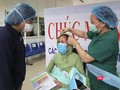 Giám đốc Sở Y tế TP Đà Nẵng chúc mừng bệnh nhân mắc COVID-19 số 569 cùng con tại buổi xuất viện.