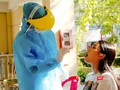 Lực lượng y tế lấy mẫu xét nghiệm COVID-19 cho thí sinh tham dự kỳ thi tốt nghiệp THPT đợt 2 ở Đà Nẵng