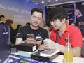 Anh Sầm Khánh Giai (áo đỏ)