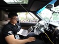 Kỹ sư trẻ Thái Vin đang theo dõi dữ liệu trên máy tính trong khi xe chạy với tốc độ hơn 20km/h ở khuôn viên toà nhà F-Town, quận 9. Ảnh: FPT.