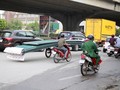 Mức độ nguy hiểm của xe thô sơ chở hàng hóa cồng kềnh đang báo động.