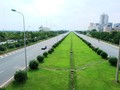 Hàng năm thành phố Hà Nội phải dành 53 tỷ đồng cho việc cắt cỏ, tỉa cây trên đoạn đường Đại Lộ Thăng Long.