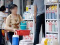 Việc buôn bán hóa chất độc hại không theo quy định diễn ra khá phổ biến tại chợ Kim Biên.