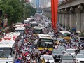 Tình trạng ùn tắc giao thông diễn ra thường xuyên tại Hà Nội.