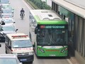 Hành khách đi xe buýt nhanh BRT vẫn tăng trong ngày đầu tiên thu vé.