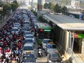 Vẫn còn nhiều phương tiện giao thông lấn làn buýt nhanh BRT.