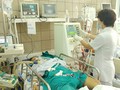 Một trong các sinh viên bị ngộ độc rượu đang điều trị tại BV Bạch Mai.