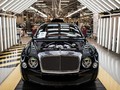 Một chiếc Bentley đang được hoàn thiện bên trong nhà máy của hãng tại Crewe (Anh).