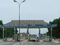 Người dân địa phương bức xúc việc thu phí qua trạm BOT Cầu Rác.