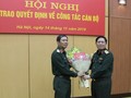 Đại tướng Ngô Xuân Lịch trao Quyết định bổ nhiệm Trung tướng Nguyễn Tân Cương giữ chức Phó Tổng Tham mưu trưởng QĐND Việt Nam/ Ảnh: vov.vn
