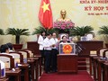Các đại biểu HĐND Tp. Hà Nội thực hiện bỏ phiếu tín nhiệm với các chức danh. (Ảnh: Hanoi.gov.vn)
