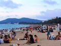 Bãi biển đông nghịt người vì du khách đổ xô đi giải nhiệt