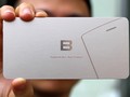 Một phần Bphone lộ diện ở góc bên phải thiệp mời với lỗ loa thoại và góc trái điện thoại bo tròn.