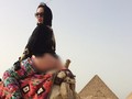 Ngôi sao phim người lớn Carmen De Luz đã tới Giza đã chụp bức hình khoe vòng 3 trên lưng lạc đà.