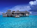 Gili Lankanfushi ở Maldives nằm trên một hòn đảo san hô nhỏ bé với dòng nước xanh ngắt lấp lánh ánh sáng mặt trời. Màu sắc của tinh thể nước là món quà mà thiên nhiên ban tặng.