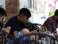 Việc khách hàng thích "chơi" với smartphone đã làm các chủ quán cà phê nhỏ thất thu khá nặng nề.