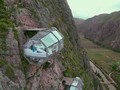Loại hình giường ngủ trên vách đá tại khu vực dãy núi Andes ở Peru có tên Skylodge, được treo ở độ cao 122m so với mặt đất.