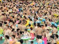Gần 10.000 người chen nhau tắm trong hồ nước mặn nhân tạo để giải nhiệt.