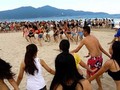 Một buổi diễn flasmob với thông điệp “Tắm biển văn minh với trang phục áo tắm” tại Đà Nẵng. Ảnh: Khôi Trần