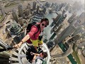 Chụp ảnh với gậy selfie cho thấy bạn đang đi du lịch vui vẻ cùng nhóm hay đang cô đơn