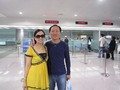 Chính Chu và vợ trong một lần về Việt Nam