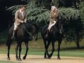 Tổng thống Mỹ Reagan và nữ hoàng Anh Elizabeth cùng cưỡi ngựa và trò chuyện thân mật giữa thập kỷ 1980