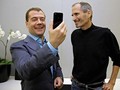 Ông Medvedev nhận được món quà sinh nhật iPhone 4 từ CEO Apples đã khuất Steven Jobs
