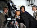 Tổng thống Obama say sưa bên kính viễn vọng