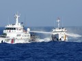 Hình ảnh tàu Trung Quốc hung hăng xịt vòi rồng vào tàu Việt Nam trong vụ khủng hoảng giàn khoan Hải Dương 981 năm 2014
