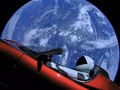 Một phi hành gia giả tên là "The Starman" bên trong chiếc Tesla Roadster trôi nổi trong không gian.