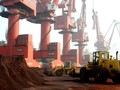 Quá trình khai thác và vận chuyển đất hiếm ở một mỏ thuộc tỉnh Giang Tô, Trung Quốc. Ảnh: Reuters