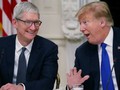 Giám đốc điều hành hãng Apple, Tim Cook và Tổng thống Mỹ Donald Trump. Ảnh: Reuters
