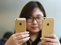 Một khách hàng đang so sánh iPhone SE và iPhone 6S tại một cửa hàng của Apple. Ảnh: CNBC
