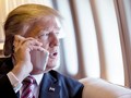 Tổng thống Mỹ Donald Trump vẫn thích nút Home truyền thống hơn là các thao tác vuốt trượt trên iPhone hiện nay. Ảnh: Business Insider