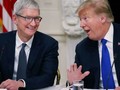 CEO Tim Cook (trái) và Tổng thống Donald Trump (phải). Ảnh: CNBC
