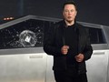 Kính chống đạn của Cybertruck bị nứt ngay trên sân khấu sau hai cú ném thử độ bền. Ảnh: Reuters