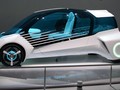 Xe chạy bằng hydro đang đi sau xe chạy điện năng thuần túy. Ảnh: Sputnik