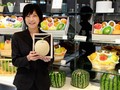 Miyuki Kaida, nhân viên chuỗi cửa hàng hoa quả Sun Fruits, giới thiệu hoa quả cao cấp tại một cửa hàng tại Tokyo. Ảnh: AFP