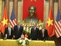 Thổng thống Hoa Kỳ Donald Trump và Chủ tịch nước Việt Nam Trần Đại Quang chứng kiến Lễ ký kết giữa Tài chính Hoàng Huy và Navistar (Nguồn: TCH)
