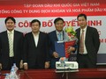 Ông Hoàng Trọng Dũng (cầm hoa) - nhận quyết định Phó Bí thư Đảng ủy, Tổng giám đốc DMC từ lãnh đạo PVN và DMC. (Nguồn: PetroTimes)