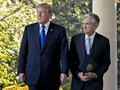 Tổng thống Mỹ Donald Trump (bên trái) và Chủ tịch Fed Jerome Powell (bên phải) - Ảnh minh họa (Nguồn: Bloomberg)
