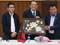 Ông Trần Duy Tùng (ngoài cùng bên trái) và ông Trần Bắc Hà (ngoài cùng bên phải) tại một sự kiện