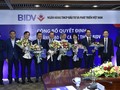 Lãnh đạo NHNN, Đảng ủy Khối DNTW và BIDV tặng hoa chúc mừng các thành viên mới của HĐQT, Ban Điều hành BIDV (Nguồn: BIDV)