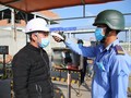 Tiến hành đo thân nhiệt tại KLH Hòa Phát Dung Quất (Ảnh: HPG)