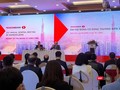 Ông Hồ Hùng Anh (bên trái) làm chủ toạ, điều hành ĐHĐCĐ thường niên năm 2021 của Techcombank