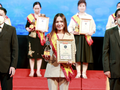Đại diện Venesa, bà Vương Thị Huyền Trang nhận cúp và bằng chứng nhận