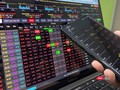 VN-Index đi ngang ở vùng 1.300 điểm: Tích luỹ hay kéo xả?