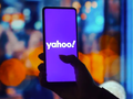 Logo Yahoo được đặt bên ngoài văn phòng của công ty ở Santa Clara, California (Ảnh: AP Photo)