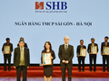 Phó Tổng Giám đốc Ninh Thị Lan Phương đại diện SHB nhận giải thưởng “Top 10 Ngân hàng thu xếp vốn đầu tư hiệu quả cho các dự án năng lượng Việt Nam từ năm 2017 – 2022”